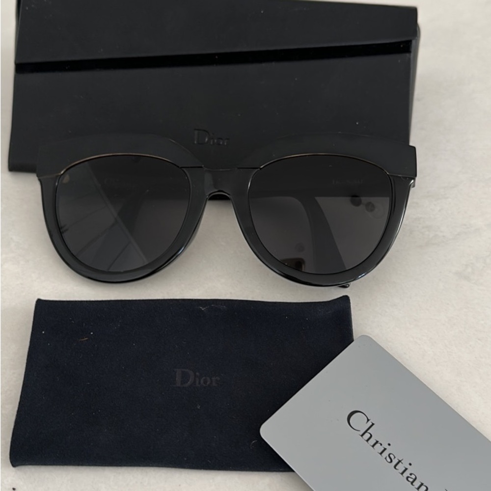 Like new Dior Sunglasses - Picture 3 of 10